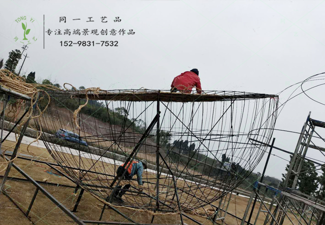 稻草工藝品大型水果造型現場制作中