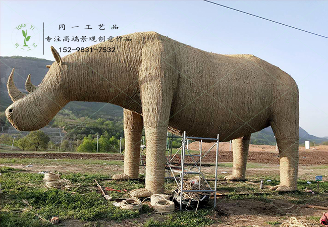 大型草雕犀牛造型