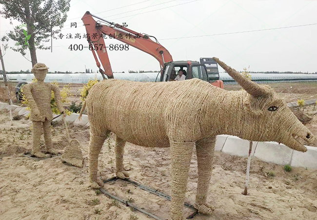 內蒙古客戶稻草工藝品牛耕田造型案例圖
