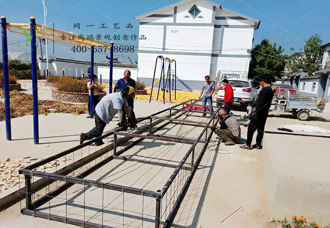 仿真綠雕立體花壇不忘初心造型現(xiàn)場制作 仿真綠雕立體花壇不忘初心造型現(xiàn)場制作