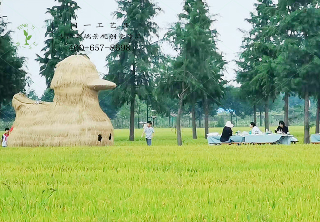 稻草工藝品大型草雕鴨子造型