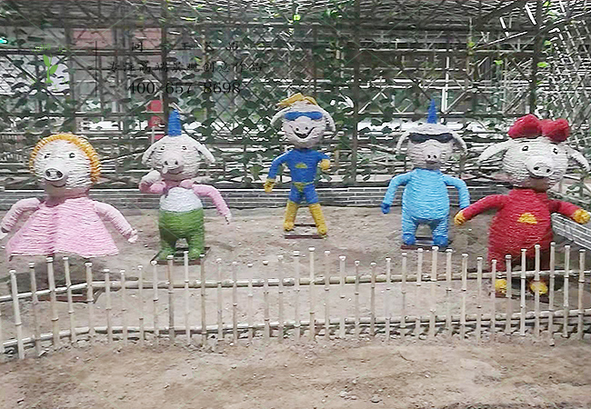 稻草工藝品豬豬合俠組合造型 稻草工藝品豬豬合俠組合造型